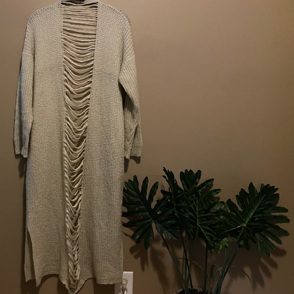 Cardigan with cut in the back. - Picture 2 of 2